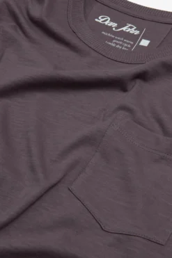 T-shirt girocollo con taschino melanzana